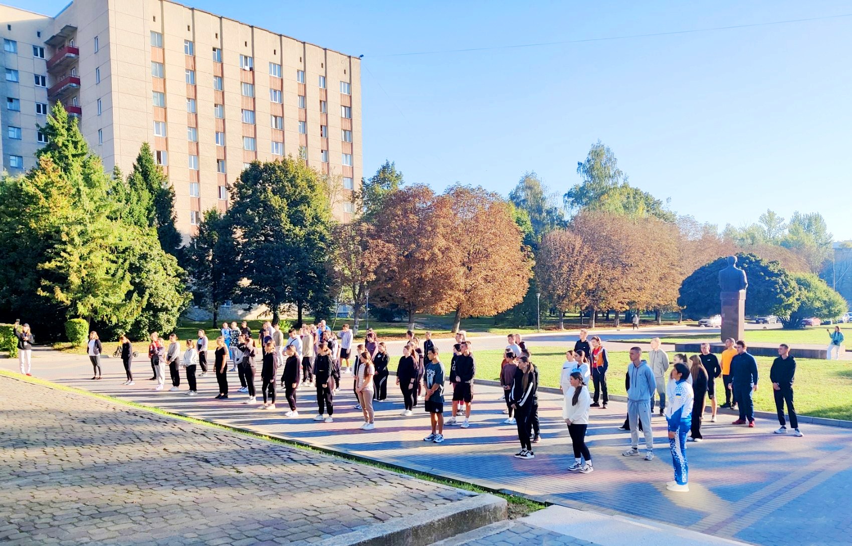 Для розминки відбулася ранкова руханка